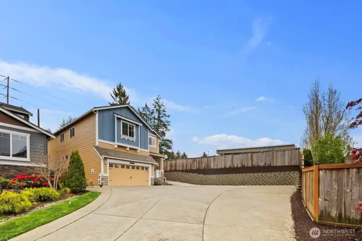 Huge driveway for many cars and guests!