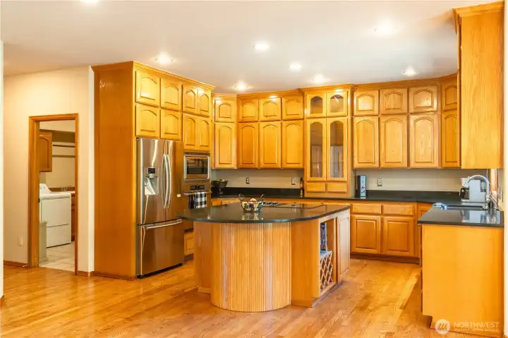 All appliances stay in this amazing kitchen and gorgeous custom granite counters. All appliances stay in this amazing kitchen and gorgeous custom granite counters.