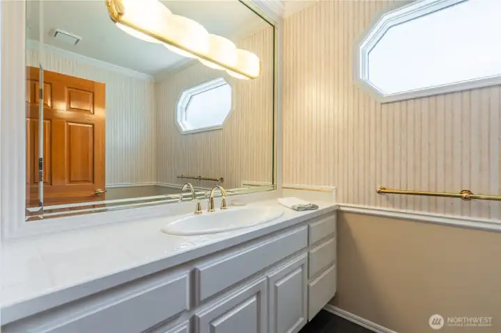 Guest 1/2 bath on the main floor. Guest 1/2 bath on the main floor.
