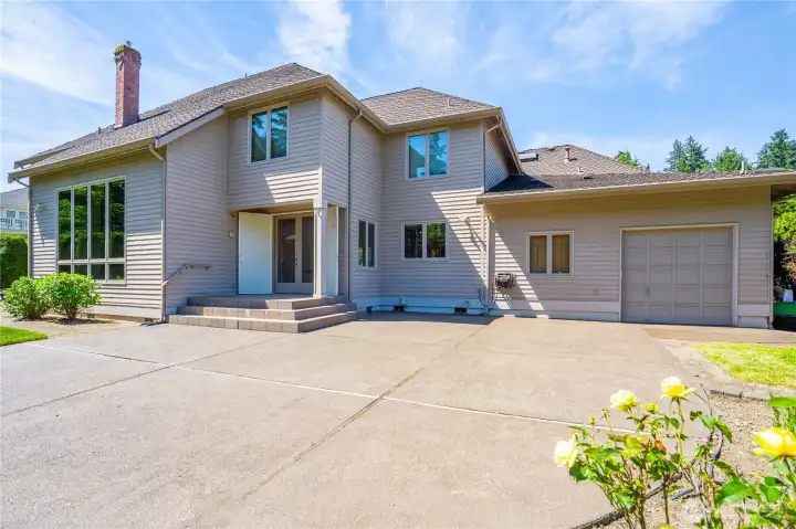 This huge patio is just awaiting your next BBQ party! This huge patio is just awaiting your next BBQ party!