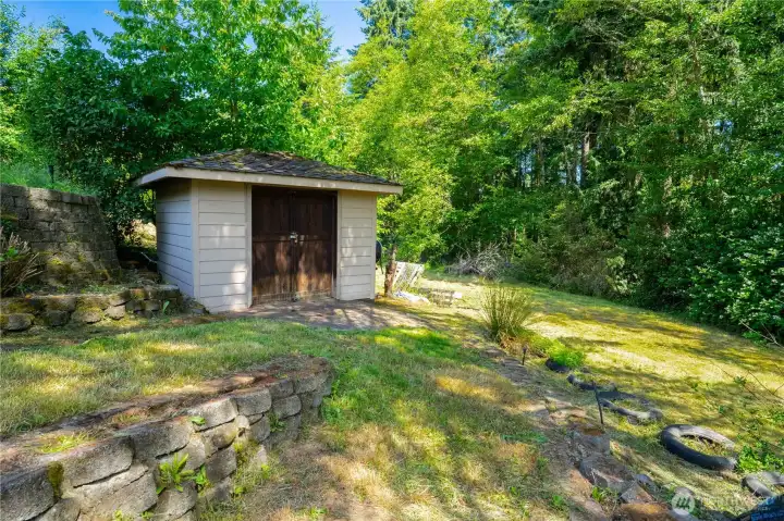 Yes, this shed is on the property and helps hold all of your gardening tools. Yes, this shed is on the property and helps hold all of your gardening tools.