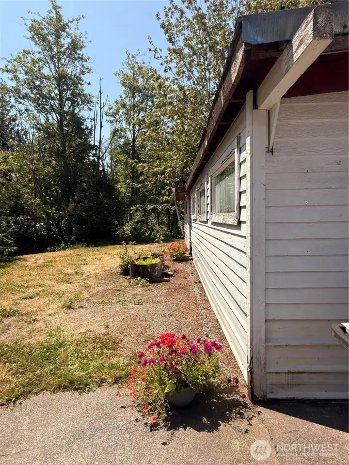 Income Opportunity, With over 3,500 sq. ft. don't forget to ask to see the other side of the duplex. Income Opportunity, With over 3,500 sq. ft. don't forget to ask to see the other side of the duplex.