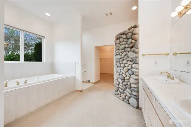 You know you want to relax in your very own master bathroom jetted tub.