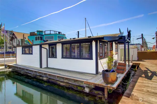There is no boat moorage accompanying this floating home. There are nice view corridors to Gas Works Park and territorial views of the lake.