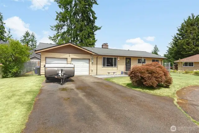 Long driveway easily fit RV, trailer, or six cars