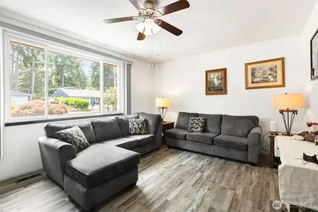 Lots of space in living room a