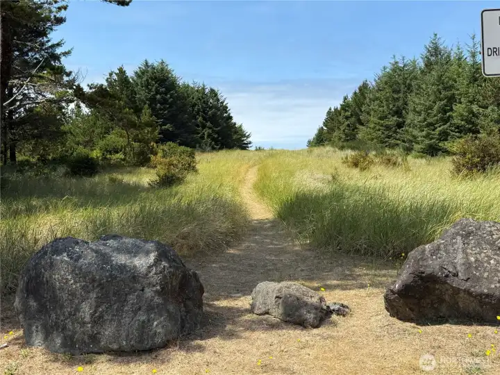 Private neighborhood trail to the ocean!