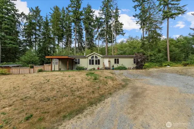 Large grassy lawn for privacy and sports - Frisbee anyone?