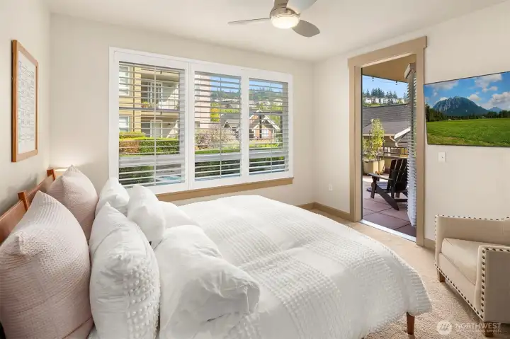 Spacious primary suite w/ generous walk-in closet