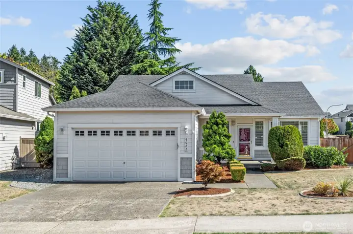 Rarely does a 1-story home become available in Lakeland.  Plus more natural light with a  corner lot!