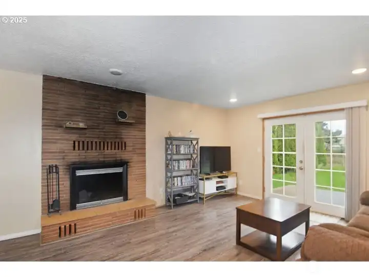 Laminate floor throughout.