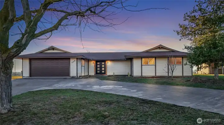 Waterfront luxury and great neighbors. That's what it's all about!