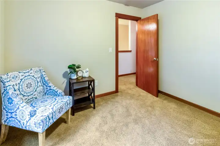 Versatile bedroom space suitable for guests, hobbies, or a home office.