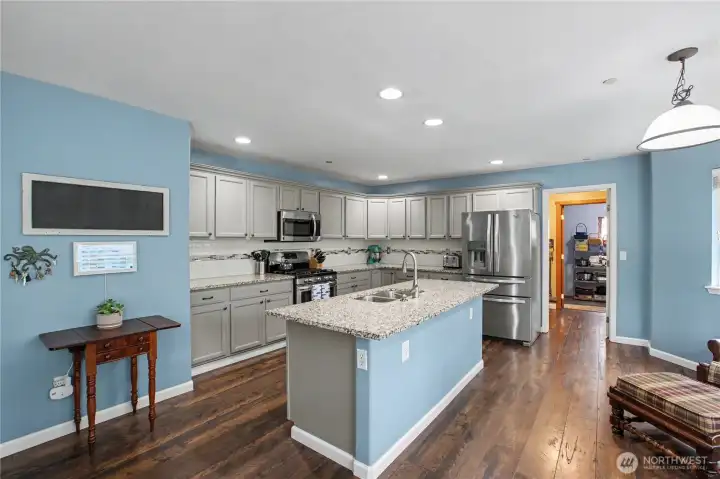 lots of cabinet and countertop space