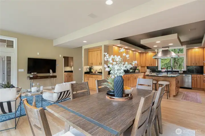 Kitchen with wet bar, and butlers pantry located between the Family Room and Formal Dining Room