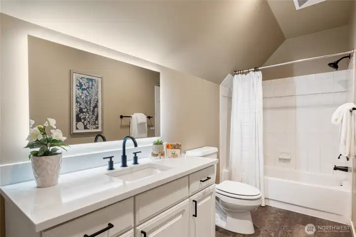 Updated upper level guest full bath