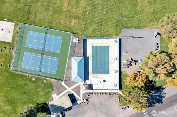 Community pool,park,and tennis courts. Community pool,park,and tennis courts.