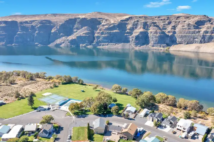 Overlooking the community park on the Columbia River Overlooking the community park on the Columbia River