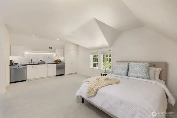 Versatile bonus room featuring a kitchenette and vaulted ceilings. Versatile bonus room featuring a kitchenette and vaulted ceilings.
