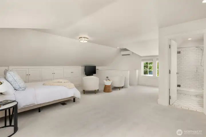 Spacious room with an attached en-suite bathroom. Spacious room with an attached en-suite bathroom.