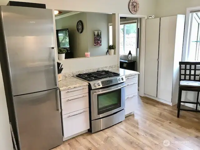 Natural gas cooking.   Stainless steel appliances stay.