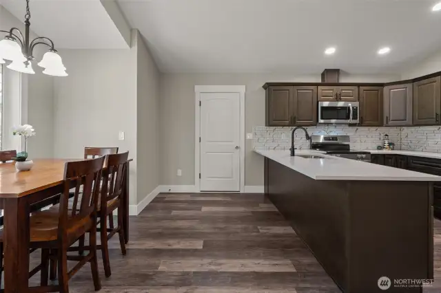 Kitchen & Dining