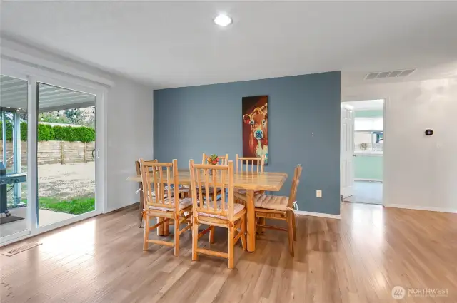 dining area off kitchen and living room