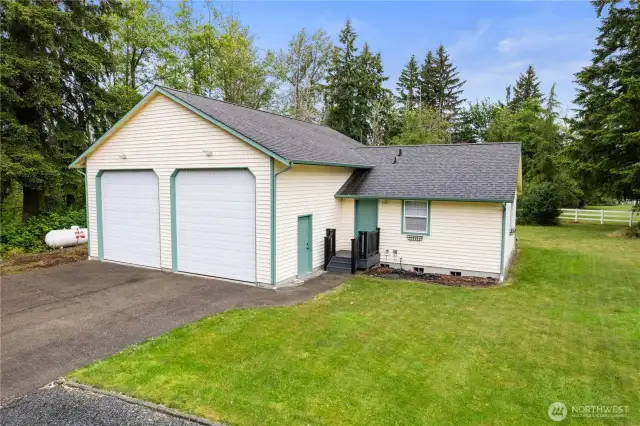 Detached 1,600+ sq. ft. garage w/ heated shop