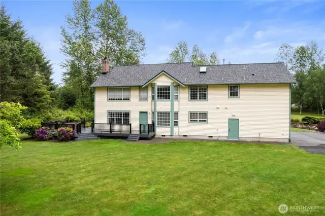 Exterior yard, landscaping w/ sprinkler systems for grass & flower beds