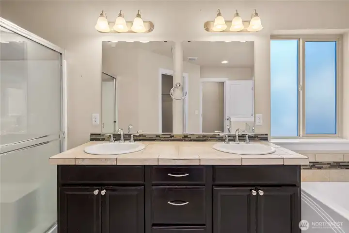 Primary bath with duals sinks