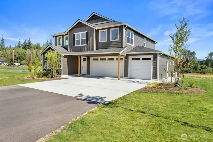 Photographs are for illustrative purposes only. Features, finishes, interior/exterior colors, landscaping and floorplan shown may vary from actual homes built.