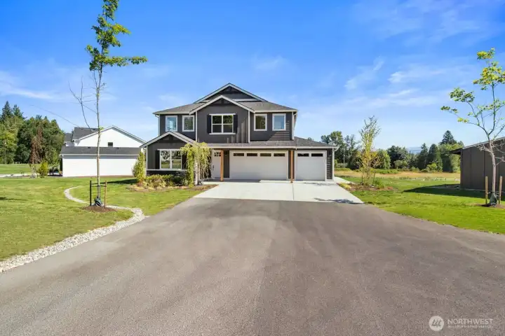 Photographs are for illustrative purposes only. Features, finishes, interior/exterior colors, landscaping and floorplan shown may vary from actual homes built.