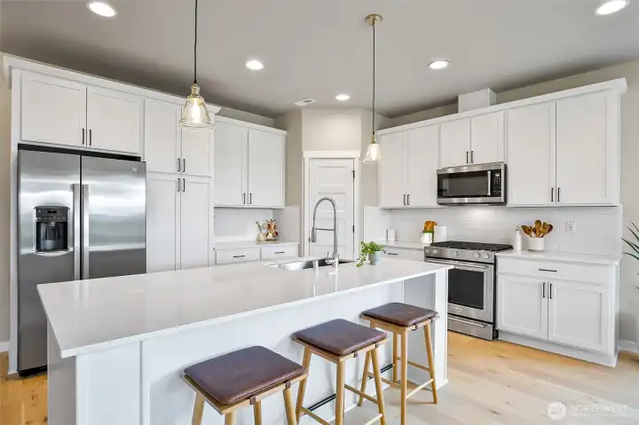 Photographs are for illustrative purposes only. Features, finishes, interior/exterior colors, landscaping and floorplan shown may vary from actual homes built.