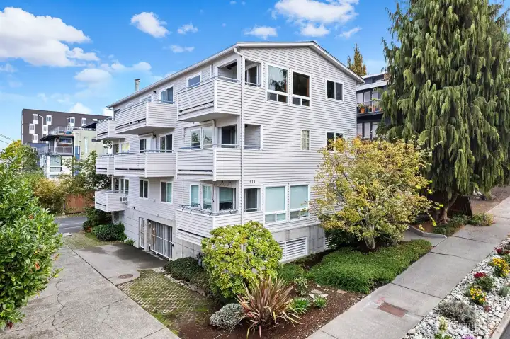 Great location!   Commuters dream with easy access to I-5, Downtown, South Lake Union, University of WA, and Capitol Hill.  Well-maintained, small 5-Unit Building in the heart of Eastlake.