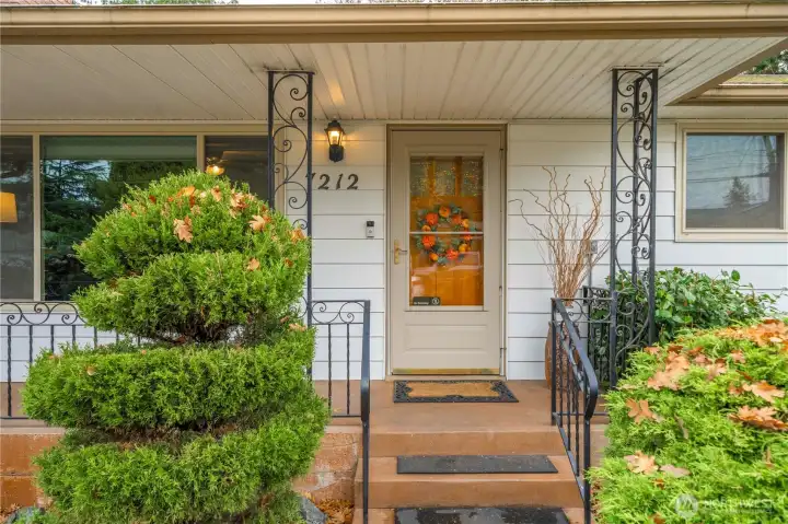 Adorable covered front patio
