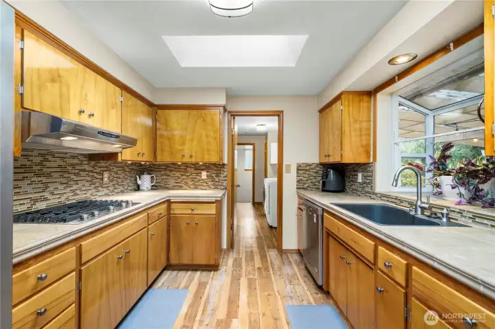 Gorgeous Mid-Century cabinets, SS appliances