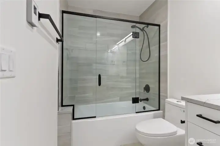 Full Bath in primary bedroom