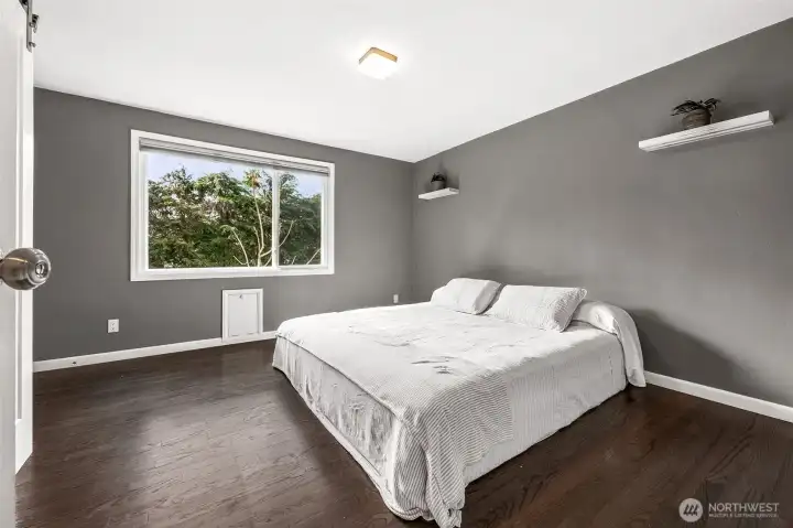 Primary bedroom suite on main.