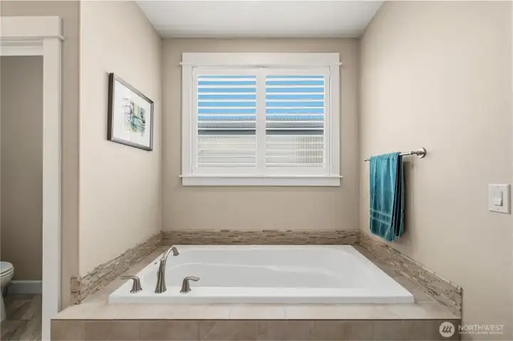 Soaking tube with lots o natural liht