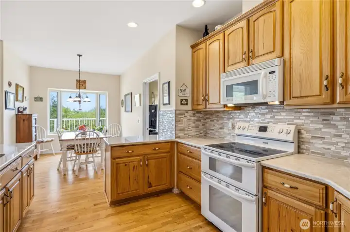 Kitchen & dining area