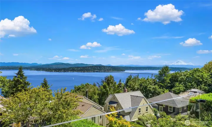 Gorgeous sweeping views of Lake Washington and Mt Rainier from all levels. Gorgeous sweeping views of Lake Washington and Mt Rainier from all levels.