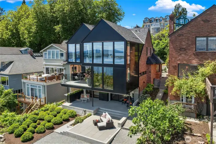 Beautiful exterior blending of modern and traditional. Beautiful exterior blending of modern and traditional.