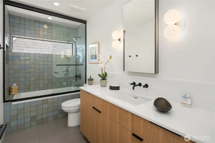 Full bath on upper level. Full bath on upper level.