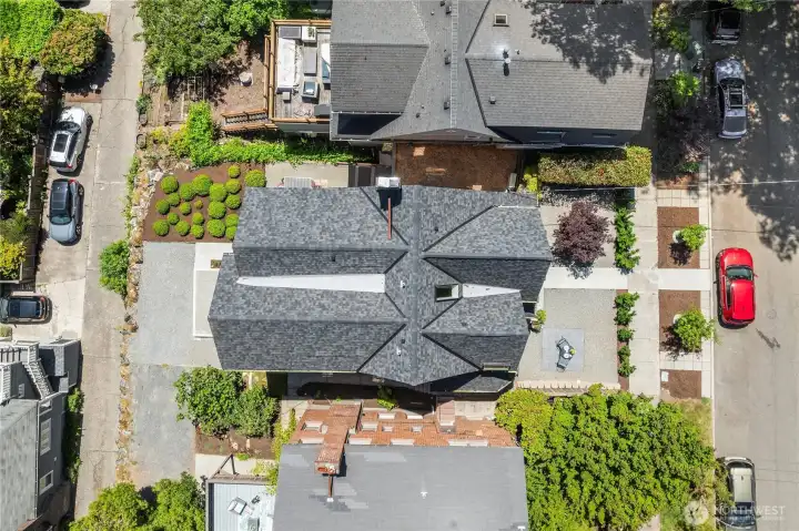 Great lot with parking in back off alley. EV charging. Great lot with parking in back off alley. EV charging.