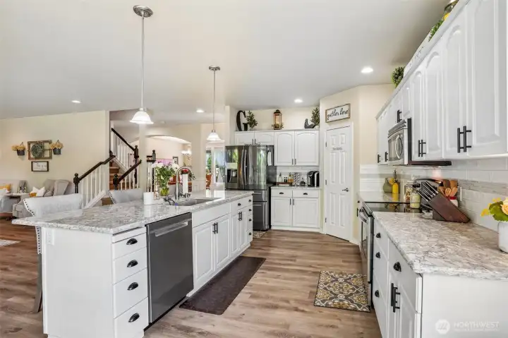 Stainless Steel appliances in the spacious Kitchen! Stainless Steel appliances in the spacious Kitchen!