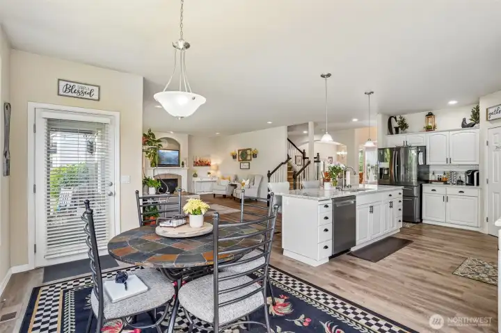 Eating Nook just off kitchen with door to covered back patio! Eating Nook just off kitchen with door to covered back patio!
