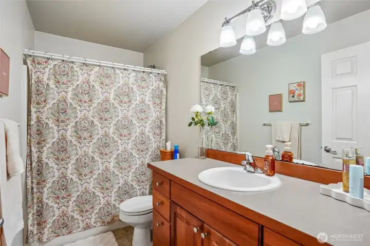 Upstairs full Bath! Upstairs full Bath!