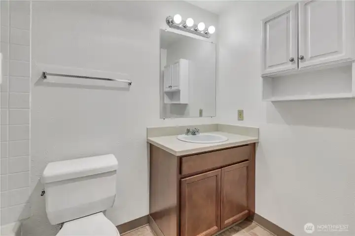 Full Hall Bath features large tub/shower combination! Full Hall Bath features large tub/shower combination!