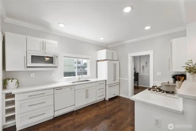 Light and bright kitchen, gas stove top and plenty of counter space and storage