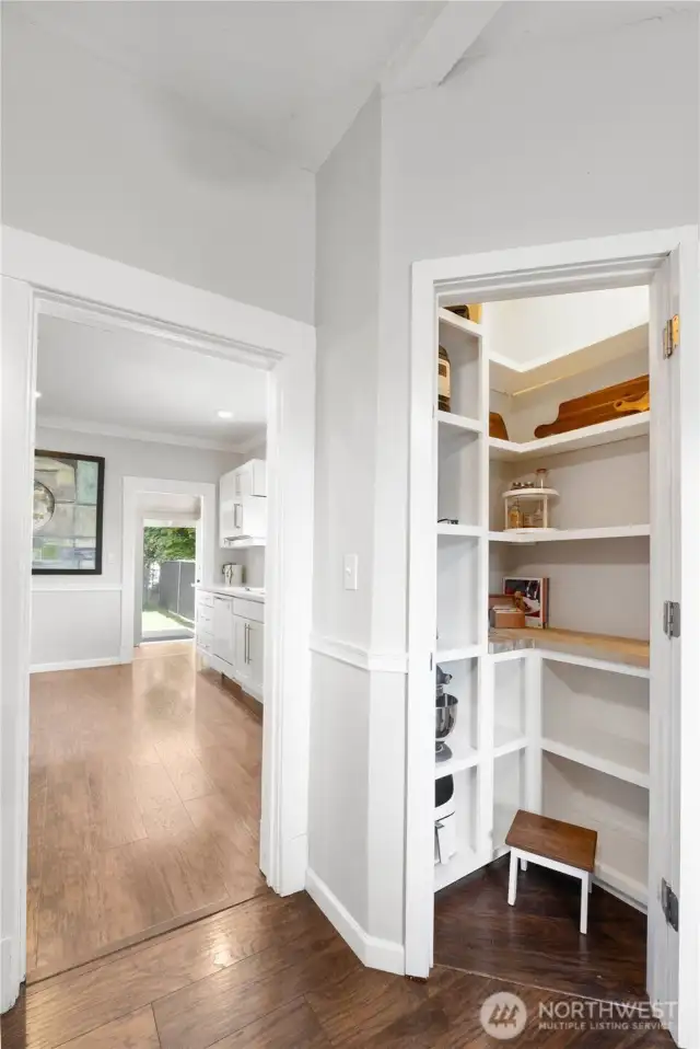 Extra storage/pantry off kitchen in dining area